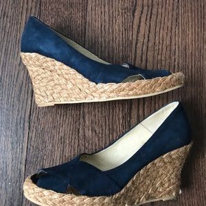 Adorable Andre Assous designer wedges size 8.5